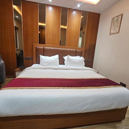 Hotel Elara Dehradun Zewnętrze zdjęcie