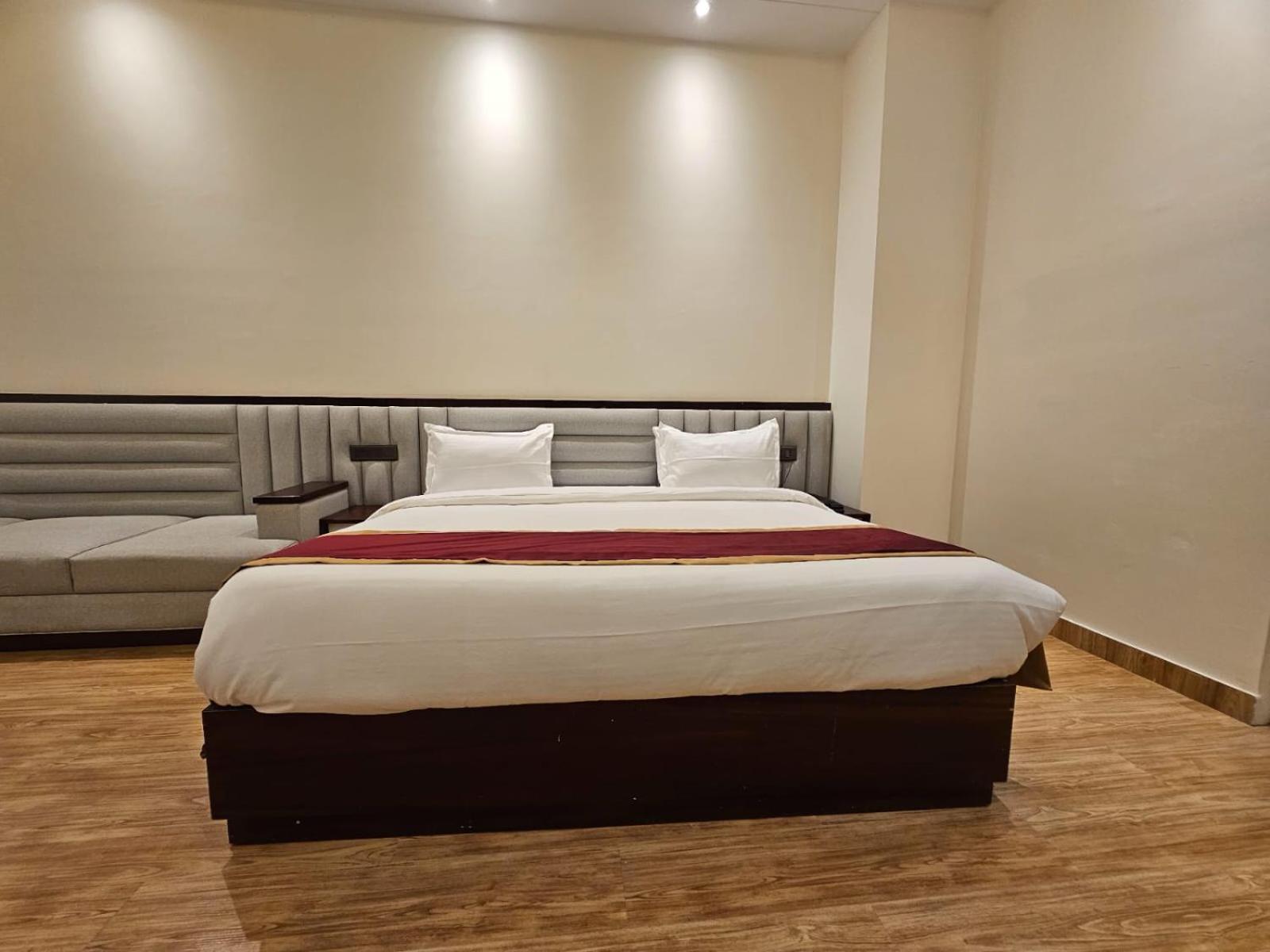 Hotel Elara Dehradun Zewnętrze zdjęcie